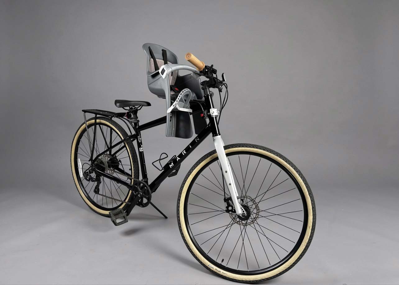 Child seat (up to 15 kg weight limit) on a M adult bike only